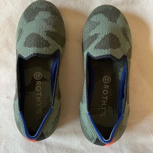 Rothy’s kids camouflage loafer size 11.